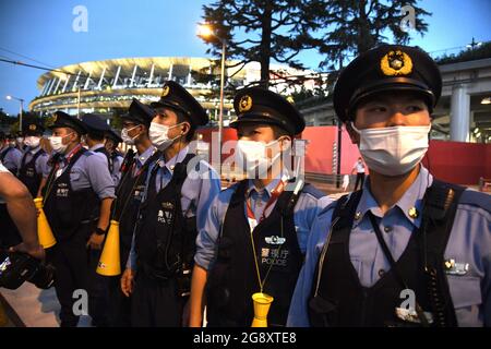 Tokyo, Giappone. 23 luglio 2021. Tokyo, Giappone. 23 luglio 2021. Tokyo, Giappone. 23 luglio 2021: Guardia di polizia nel caso in cui i dimostranti si riuniscono al di fuori dello Stadio Olimpico per protestare contro le cerimonie di apertura, venerdì 23 luglio 2021, a Tokyo, Giappone. I Giochi estivi sono stati rinviati di un anno a causa della pandemia di Covid, e si svolgono in uno stato di emergenza a Tokyo. Foto di Mike Theiler/UPI Credit: UPI/Alamy Live News Foto Stock