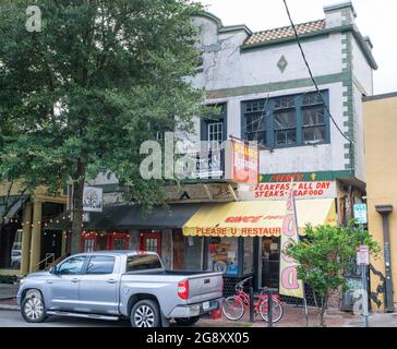 NEW ORLEANS, LA, Stati Uniti d'America - 21 LUGLIO 2021: Si prega di U Restaurant su St. Charles Avenue Foto Stock