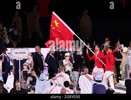 (210723) -- TOKYO, 23 luglio 2021 (Xinhua) -- la delegazione olimpica della Repubblica popolare cinese sfilava nello Stadio Olimpico durante la cerimonia di apertura dei Giochi Olimpici di Tokyo 2020 a Tokyo, Giappone, 23 luglio 2021.(Pan Yulong) Foto Stock