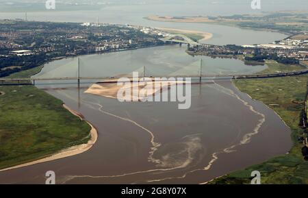 Vista aerea dei due ponti che attraversano il Mersey da Runcorn. Il Mersey Gateway in primo piano e il Silver Jubilee Bridge più indietro Foto Stock