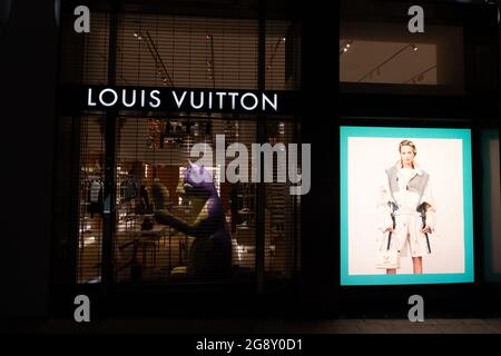 Miami, Stati Uniti d'America - 20 Marzo 2021: Louis Vuitton notte storefront al quartiere di design in Florida Foto Stock