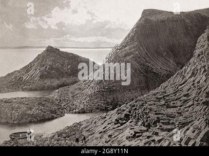 Una vista del tardo 19 ° secolo della grotta di conchiglie Clam su Staffa, un'isola disabitata delle Ebridi interne. Poiché l'isola manca di un vero ancoraggio, Clamshell Cave, sulla costa orientale dell'isola, è il più noto approdo di Staffa; c'è un piccolo molo e un approdo utilizzato dalle imbarcazioni turistiche, collegato alla Grotta di Fingal dalla Causeway. La formazione rocciosa alla Cave di Clamshell è insolita, le sue lunghe creste piegate di basalto si distinguono per assomigliare alle costole di una nave (o una conchiglia di clam). Foto Stock