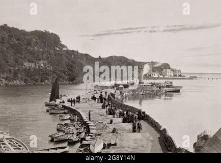 Una vista fine del XIX secolo del porto di Aberdour, un pittoresco e storico villaggio sulla costa meridionale di Fife, Scozia. Il porto del XVIII secolo è stato migliorato con l'aggiunta di un molo in pietra per aiutare a gestire il traffico di carbone dalle vicine collisioni. Tuttavia, nel 1850 il traffico cambiò drammaticamente e Aberdour Harbour divenne una destinazione popolare per i piroieri di Leith. Questo a sua volta ha portato alla costruzione di un molo d'acqua più profondo un po' intorno alla baia di Hawkcraig, e allo sviluppo di alberghi e molti altri servizi nel villaggio. Foto Stock