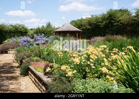 Il giardino rialzato del letto breezy ginocchia giardini Foto Stock