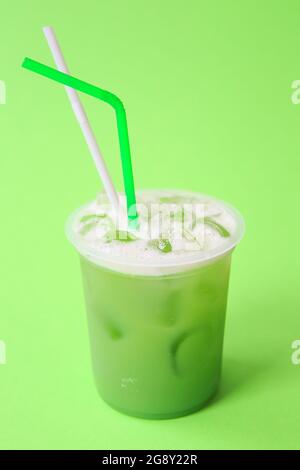 Frullato verde fresco sano o succo fresco. Bevanda fredda estiva. Cocktail proteici biologici con frutta e verdura. Bevanda vegana, a base di piante liscia Foto Stock