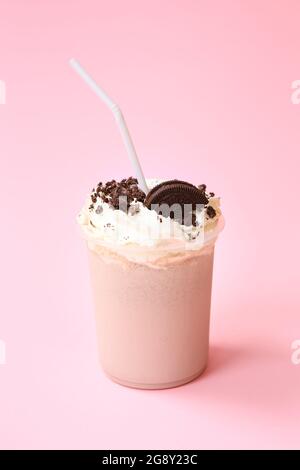 Frullato di cioccolato fresco sano o frullato di latte. Bevanda fredda estiva. Cocktail proteici con biscotti al cioccolato Foto Stock