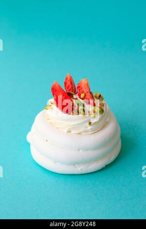 Mini Pavlova Cake meringa dessert con crosta croccante e morbido interno. Dolce meringa torta Pavlova con fragole fresche. Dessert estivo. francese cak Foto Stock
