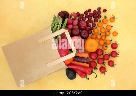 Acquisto di frutta e verdura in un sacchetto di carta marrone, alto in licopene per un cuore sano con alimenti immunostimolanti. Foto Stock