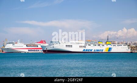 Heraklion, Isola di Creta, Grecia - 28 giugno 2015: Traghetti greci nel porto di Heraklion Foto Stock