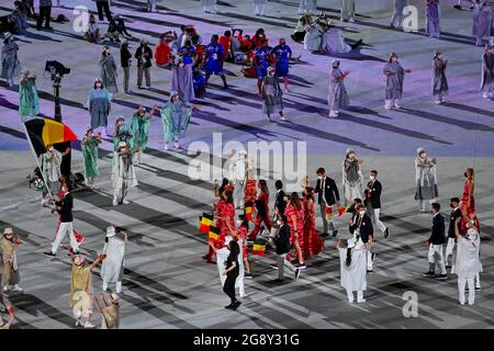Atleta belga Nafissatou Nafi Thiam, Hockey belga Felix Denayer e Team Belgium atleti fotografati durante la cerimonia di apertura del 'Toky Foto Stock