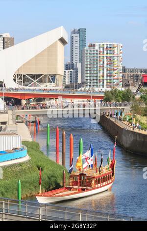 Fiume Lea e ponti nel Parco Olimpico di Stratford durante le Olimpiadi di Londra 2012, Inghilterra, Regno Unito Foto Stock