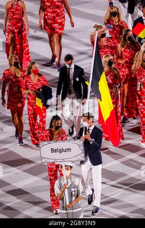 L'atleta belga Nafissatou Nafi Thiam e il giocatore belga di hockey Felix Denayer che porta la bandiera belga durante la cerimonia di apertura del 'Tokyo 2020 Foto Stock