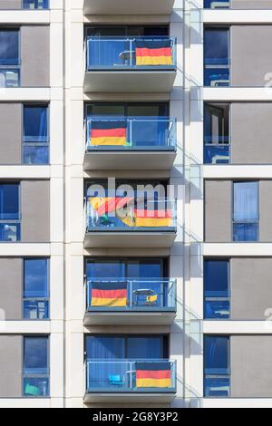 Bandiere tedesche sui balconi delle sistemazioni degli atleti nel Villaggio Olimpico. Olimpiadi di Londra 2012, Inghilterra, Regno Unito Foto Stock