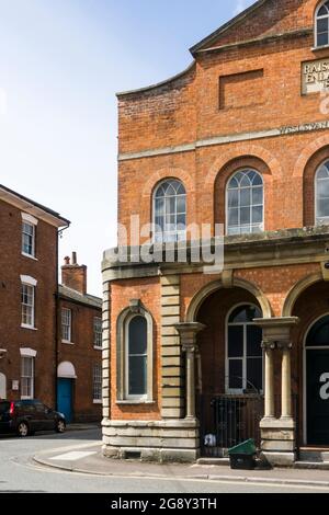 La cappella Wesleyan, Bridgwater, Somerset, una cappella non conformista dei primi anni del XIX secolo con facciata vittoriana successiva. Foto Stock