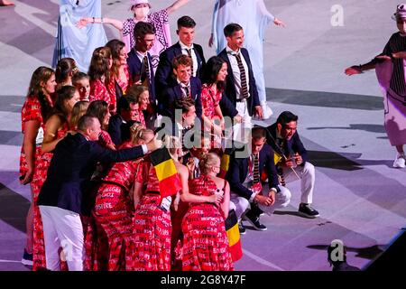 I gatti belgi, l'atleta belga Nafissatou Nafi Thiam e i leoni rossi belgi hanno ritratto durante la cerimonia di apertura dei "Giochi Olimpici di Tokyo 2020" in to Foto Stock