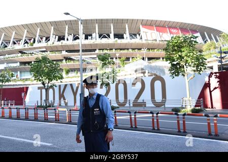 Tokyo, Giappone - 23 luglio 2021 : l'ufficiale di polizia si trova al di fuori dello Stadio Olimpico di Tokyo durante la cerimonia di apertura Foto Stock