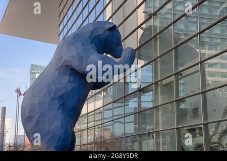 Denver, CO - 7 marzo 2021: 'I See What You Mean' scultura creata dall'artista Lawrence Argent nel 2005. Il Big Blue Bear, come viene spesso chiamato, picco Foto Stock