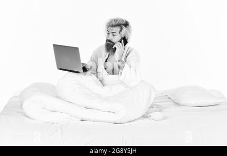 Comunicazione online. Lavoro da casa. Laptop Hipster Work. Processo remoto. Shopping online. I dispositivi elettronici emettono luce blu artificiale che può Foto Stock