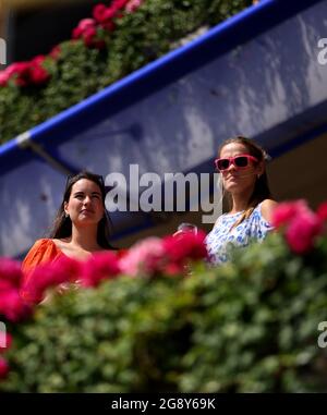 Racegoers durante il QIPCO King George Diamond Weekend all'Ippodromo di Ascot. Data immagine: Venerdì 23 luglio 2021. Guarda la storia di PA RACING Ascot. Il credito fotografico dovrebbe essere: Steven Paston/PA Wire. RESTRIZIONI: L'uso è soggetto a limitazioni. Solo per uso editoriale, nessun uso commerciale senza previo consenso del titolare dei diritti. Foto Stock