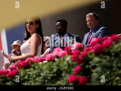 Racegoers durante il QIPCO King George Diamond Weekend all'Ippodromo di Ascot. Data immagine: Venerdì 23 luglio 2021. Guarda la storia di PA RACING Ascot. Il credito fotografico dovrebbe essere: Steven Paston/PA Wire. RESTRIZIONI: L'uso è soggetto a limitazioni. Solo per uso editoriale, nessun uso commerciale senza previo consenso del titolare dei diritti. Foto Stock