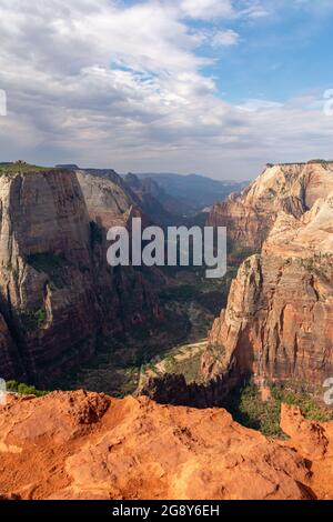 Guardando fuori dal punto di osservazione sopra il Canyon di Zion con vedute di Angels Landing e del viaggio panoramico di Zion. Zion National Park, Utah, USA. Foto Stock