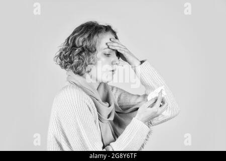 Sinusite cronica. Sintomi di influenza fredda. Donna malata che soffia il naso. Malattie respiratorie contagiose. Infezione influenzale. Trattamento della sinusite. Sinusite Foto Stock