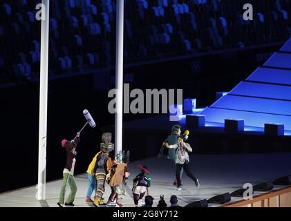 Tokyo, Giappone. 23 luglio 2021. Venerdì 23 luglio 2021, durante le Olimpiadi del 2020, gli artisti della troupe televisiva si esibiscono al Tokyo Olympics Stadium di Tokyo, Giappone. Photo by Tasos Katopodis/UPI Credit: UPI/Alamy Live News Foto Stock