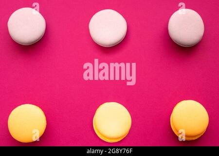 biscotti macaroni multicolori su sfondo luminoso lampone Foto Stock