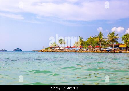 stagcape, luminosi padiglioni sulle rive del mare azzurro sull'isola Foto Stock