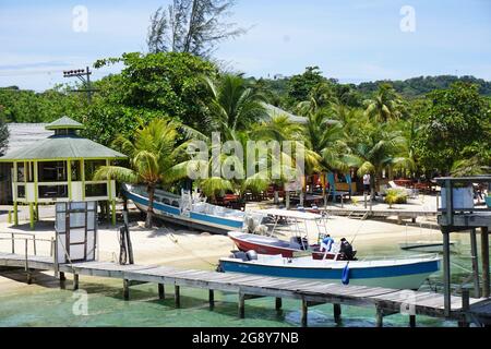 Bella spiaggia con sbarco in barca in Honduras Roatan Foto Stock