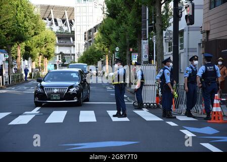 Tokyo, Giappone - 23 Luglio 2021 : gli ufficiali di polizia sorvegliano e guidano la strada intorno allo Stadio Olimpico di Tokyo Foto Stock