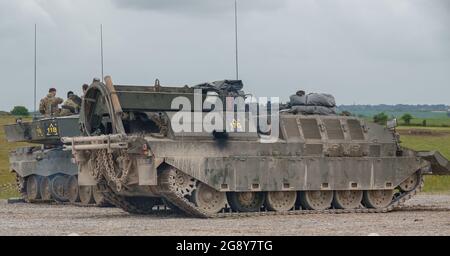 Primo piano di un veicolo di riparazione e recupero armato (CRARRV) dell'esercito britannico Challenger su un esercizio di addestramento militare, salisbury Plain wiltshire Foto Stock