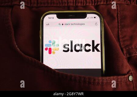 KONSKIE, POLONIA - 22 luglio 2021: Logo Slack Technologies Inc visualizzato sul telefono cellulare Foto Stock