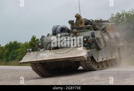 Primo piano di un veicolo di riparazione e recupero armato (CRARRV) dell'esercito britannico Challenger su un esercizio di addestramento militare, salisbury Plain wiltshire Foto Stock