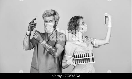 Medico in maschera medica pronto per fare l'iniezione. Interrompere il coronavirus. Virus infezione vaccino iniezione. Medici indossare maschera respiratore. Per il trattamento Foto Stock