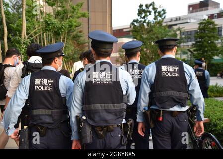 Tokyo, Giappone - 23 Luglio 2021 : Gruppo di ufficiali di polizia guardia allo Stadio Olimpico di Tokyo durante la cerimonia di apertura Foto Stock