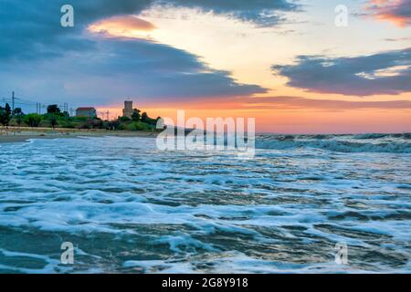 Tramonto nell'area protetta marina di Torre del Cerrano, Pineto, Italia Foto Stock