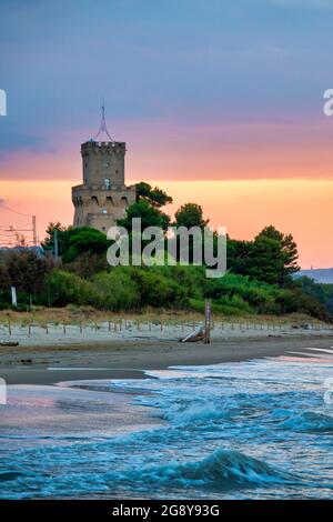 Vista della Torre di Cerrano al tramonto, Pineto, Italia Foto Stock