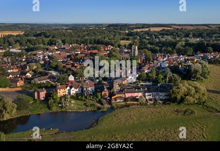 Vista sul fiume Stour su prati d'acqua a tutti i santi chiesa e città mercato di Sudbury, Suffolk, Inghilterra, luogo di nascita di Thomas Gainsborough Foto Stock