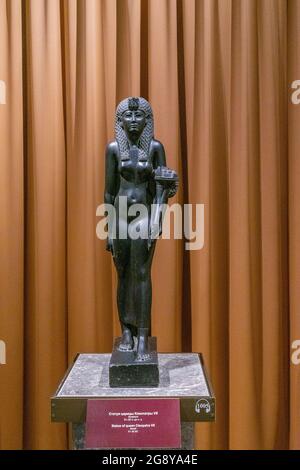 Statua della regina Cleopatra VII, basalto, 51-30 a.C., ultimo sovrano del regno tolemaico d'Egitto, museo dell'Ermitage, San Pietroburgo, Russia Foto Stock