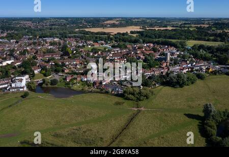 Vista sul fiume Stour su prati d'acqua a tutti i santi chiesa e città mercato di Sudbury, Suffolk, Inghilterra, luogo di nascita di Thomas Gainsborough Foto Stock