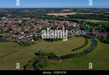 Vista sul fiume Stour su prati d'acqua a tutti i santi chiesa e città mercato di Sudbury, Suffolk, Inghilterra, luogo di nascita di Thomas Gainsborough Foto Stock