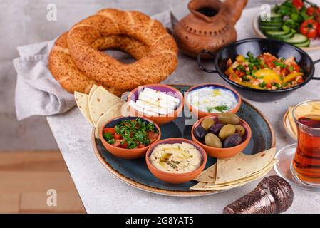 Colazione turca tradizionale con meze e simit Foto Stock