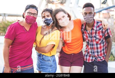 Gruppo di amici multirazziali che scattano foto con maschera facciale - giovani che si divertono in vacanza - nuovo concetto di stile di vita Foto Stock