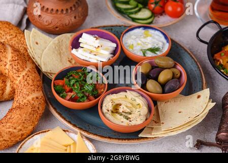 Colazione turca tradizionale con meze e simit Foto Stock