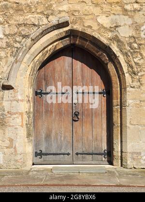 Porta alla Prior Crauden's Chapel (costruita nel 1321 vicino alla Cattedrale di Ely e usata dalla King's School), Ely, Cambridgeshire, Inghilterra, Regno Unito Foto Stock