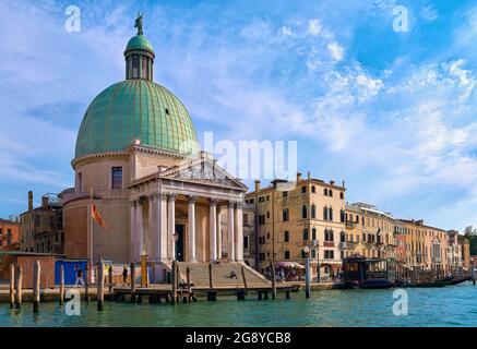 Bella chiesa di San Simeone piccolo sul Canal Grande, Venezia, Italia, luce del giorno, cielo blu, Nuvole morbide, punto di riferimento del canale, patrimonio mondiale dell'UNESCO Foto Stock