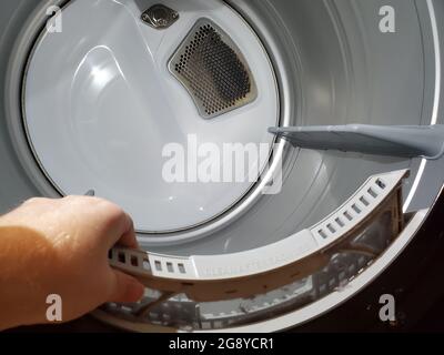 STATI UNITI. 15 maggio 2021. Interno illuminato dell'essiccatore domestico con ingresso dell'aria e tamburo visibile, Lafayette, California, con filtro a sfilacciamento manuale, 15 maggio 2021. (Foto di Smith Collection/Gado/Sipa USA) Credit: Sipa USA/Alamy Live News Foto Stock