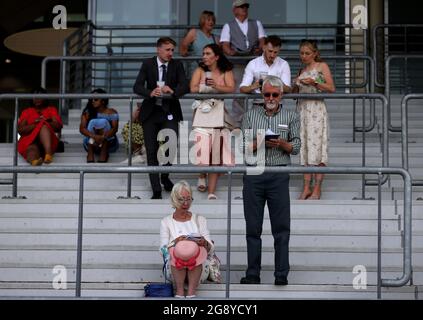 Racegoers durante il QIPCO King George Diamond Weekend all'Ippodromo di Ascot. Data immagine: Venerdì 23 luglio 2021. Guarda la storia di PA RACING Ascot. Il credito fotografico dovrebbe essere: Steven Paston/PA Wire. RESTRIZIONI: L'uso è soggetto a limitazioni. Solo per uso editoriale, nessun uso commerciale senza previo consenso del titolare dei diritti. Foto Stock