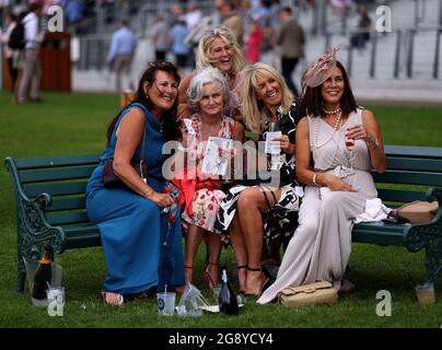 Racegoers durante il QIPCO King George Diamond Weekend all'Ippodromo di Ascot. Data immagine: Venerdì 23 luglio 2021. Guarda la storia di PA RACING Ascot. Il credito fotografico dovrebbe essere: Steven Paston/PA Wire. RESTRIZIONI: L'uso è soggetto a limitazioni. Solo per uso editoriale, nessun uso commerciale senza previo consenso del titolare dei diritti. Foto Stock